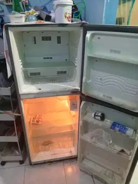 Kulkas 2 pintu merk sharp
