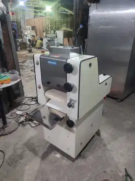 Mesin dough moulder tipe SM-230J gulung roti tawar merk Sinmag Taiwan