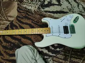 Fena stratocaster like new