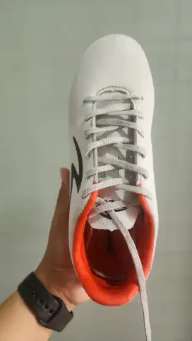 Sepatu Bola Specs Accelerator Lightspeed 20 FWD FG White Oxy Fire