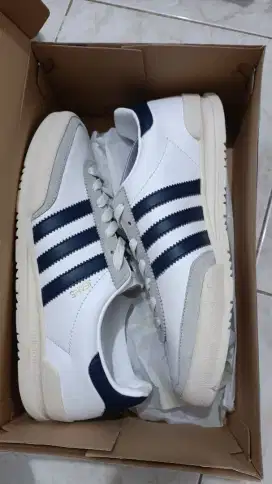 Sepatu sneakers casual adidas