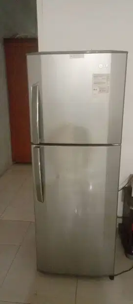 Kulkas LG 2 pintu kondisi baik