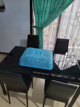 Meja makan 4 kursi