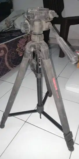 Tripod untuk kamera DSLR merk Takara