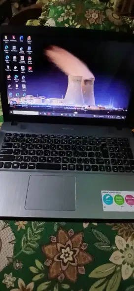 Asus X541UAK , Intel Core i3 , RAM 8GB, SSD 128 GB, HDD 585 GB