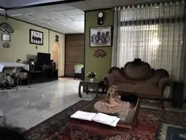 Rumah lama terawat di Turangga jalan lebar