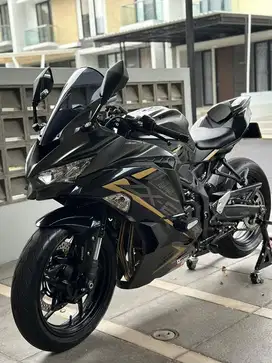 Kawasaki Ninja ZX25R SE Grey