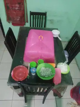 Meja makan kayu
