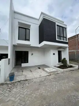 Rumah 2 Lantai Dalam Perumahan Dekat Stadion Maguwoharjo