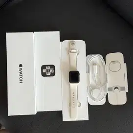 Apple Watch SE Gen 2, 40mm Starlight Aluminium Case Starlight Band S/M