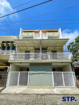 Rumah baru berkonsep Town house 3 lantai di Wisma Permai