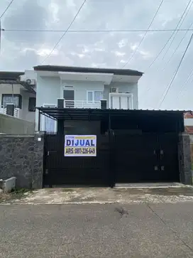 Rumah Mainroad di Cisaranten Kulon Arcamanik Bandung Terawat Siap Huni