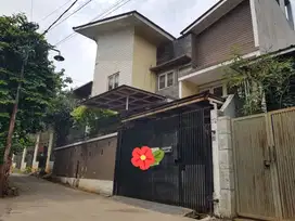 Dijual Rumah 2 Lt di Jatiwaringin. Dekat Tol Pondok Gede. Bekasi