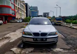 MOBIL BMW 318i 2002 AUTOMATIC