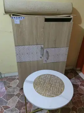 Lemari pakaian, Meja dan karpet.