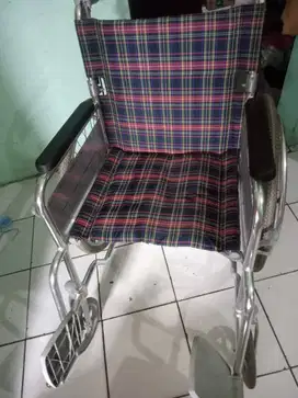 Kursi roda motif kotak