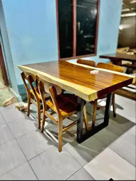 Meja makan kayu solid murah