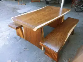 Meja trembesi kaki kayu