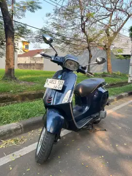 Piaggio Vespa SPRINT 150 3V Tahun 2014 Warna Biru Navy