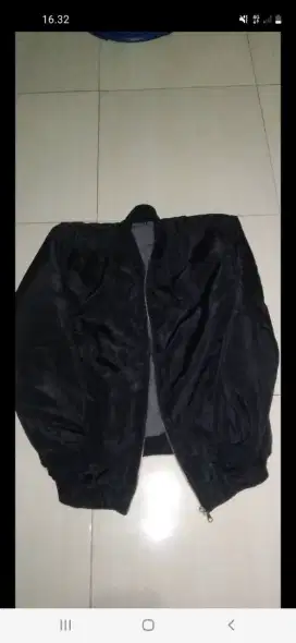 Jaket hitam bahan bagus