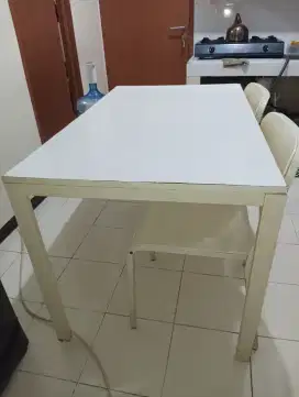 Dijual 1 Paket Meja Makan Plus 4 Kursi, Merek IKEA (Nego)