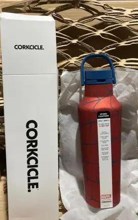 botol original dari corkcircle 20oz marvel spiderman edition,