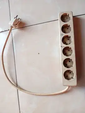 Stop kontak 6 socket UTICON