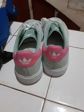 Sepatu kombinasi putih-sage