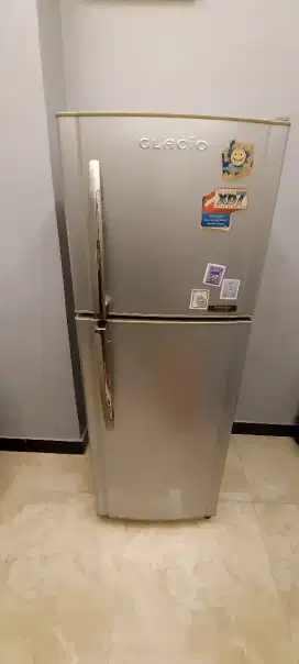 Kulkas merk Toshiba tipe glacio 2 pintu