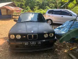 Di jual mobil BMW E30