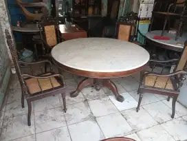 Meja marmer besar  dan kursi rotan