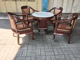Kursi lenong rotan dan meja marmer