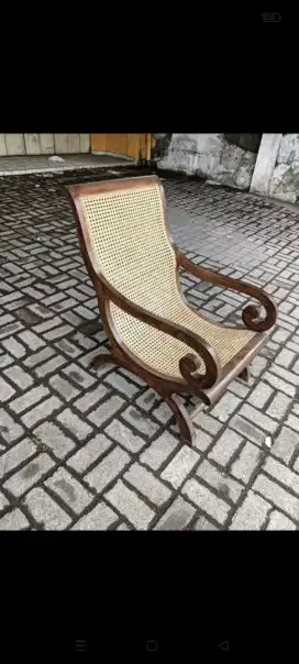 Kursi rotan antik