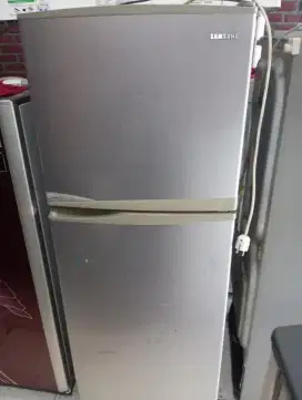 Kulkas bekas 2 pintu Mer Samsung atas bw dingin normal