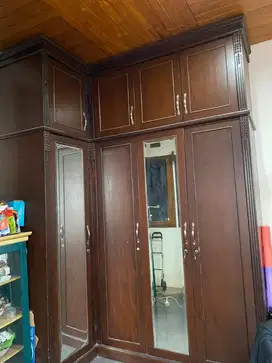 Lemari pakaian jati