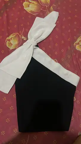 Preloved shoulder top