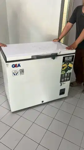 Freezer bekas bukaan atas