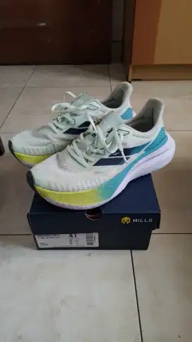 SEPATU RUNNING MILLS