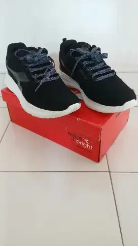Sepatu Diadora Sneakers Original Size 44 Super Murah 99% Seperti Baru