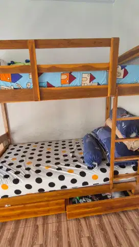 Ranjang Tingkat Jati