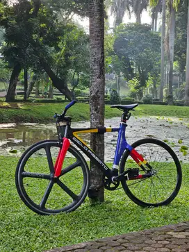 SEPEDA FIXIE CARBON FRAME CICLO FISSATO ENTENG!