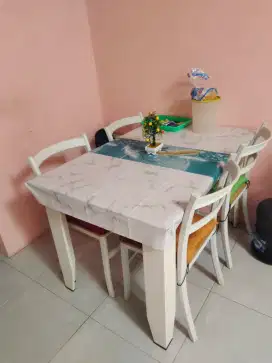 Meja makan minimalis