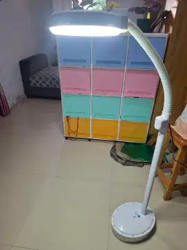 Lampu facial plus kaca pembesar