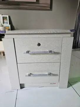 Meja laci minimalis