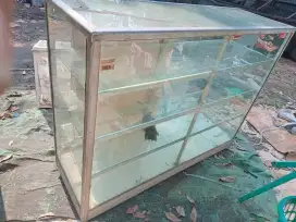 Di jual estalase kondisi minus tapi layak pakai