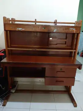 Dijual meja tulis, kondisi masih bagus (kondisi 90%)