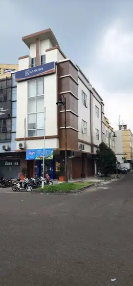 Ruko Hoek Hadap Jalan Raya Ramai di Pusat Kota BSD
