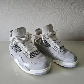 Sepatu Nike Air Jordan 4 Retro Frozen Moments