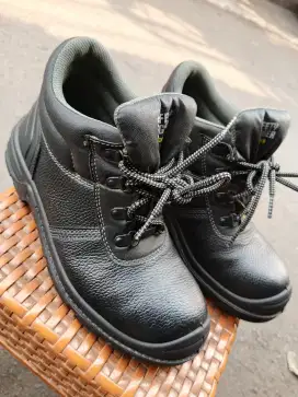 Jual sepatu safety Jogger ori size 40 bisa kirim bayar cod d tempat