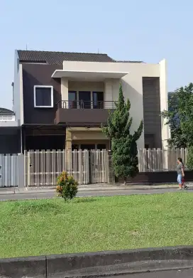 Dijual rumah cantik dan strategis di komp singgasana Pradana bandung